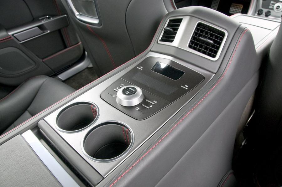 Детали интерьера Aston Martin Rapide 2010 года  (NA) (фото 27 из 57)